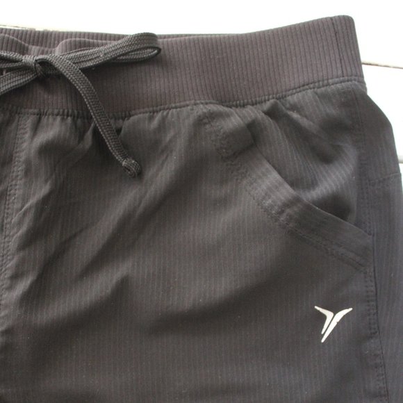 Black Woven Work Out Old Navy Active Capri Pants - Picture 7 of 7